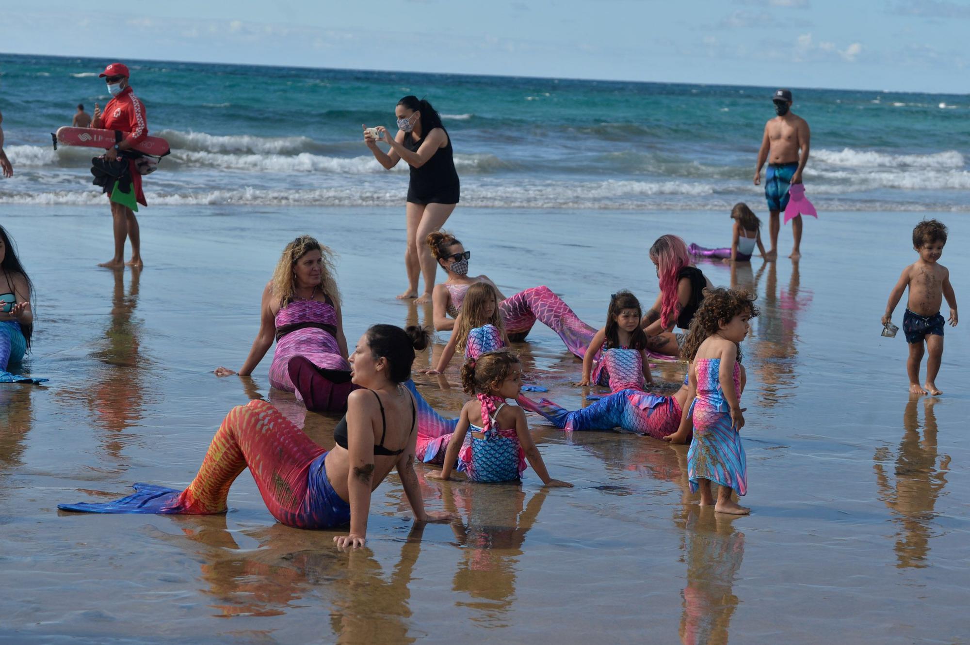 Actividades en la playa de Las Canteras de la primera escuela de sirenas y tritones de Gran Canaria (8/05/2021)