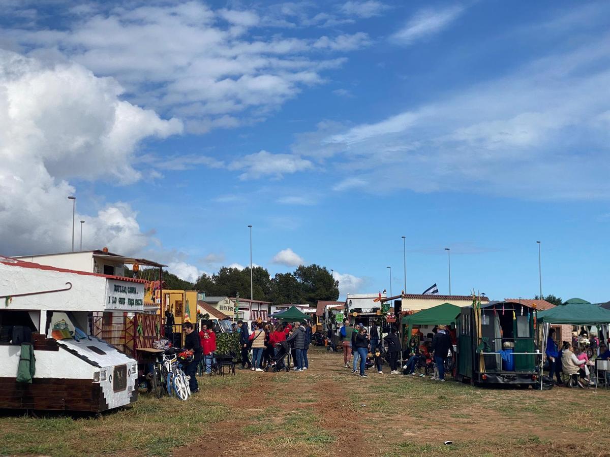 Las collas lucen sus carros engalanados por toda Castelló