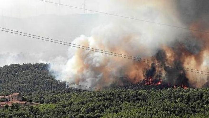 La virulència del foc, que es pot veure en aquesta imatge, va afectar la zona propera a Òdena des de primera hora de la tarda