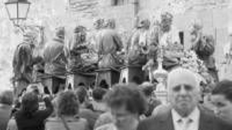 Una Cena restaurada abrió los desfiles del jueves en Plasencia