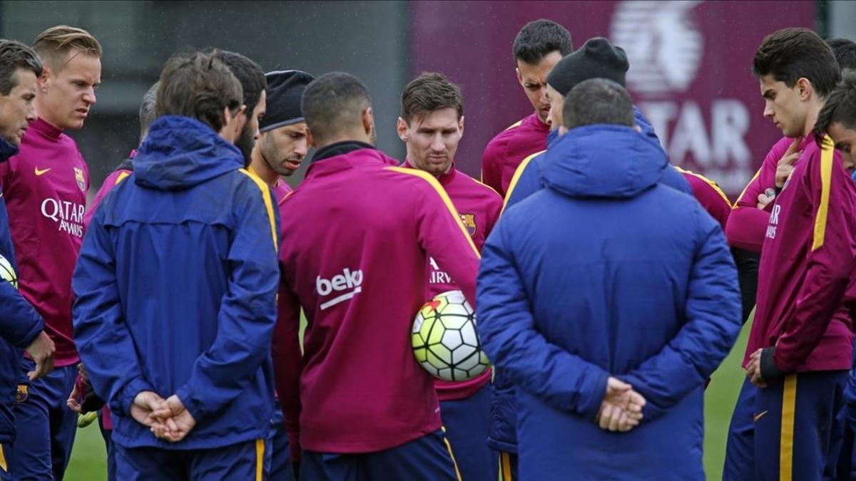 Luis Enrique charla con la plantilla del Barça en el entrenamiento en la ciudad deportiva.