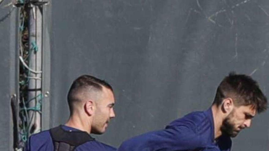 Iago Aspas con Okay Yokuslu, ayer en A Madroa. // Ricardo Grobas