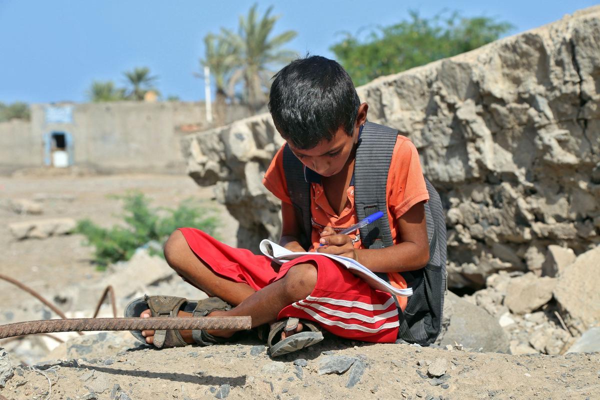 Cientos de niños de la provincia de Hodeida, en Yemen, han retomado el curso escolar en su país haciendo clases al aire libre, al encontrarse las escuelas prácticamente destruidas por la guerra.