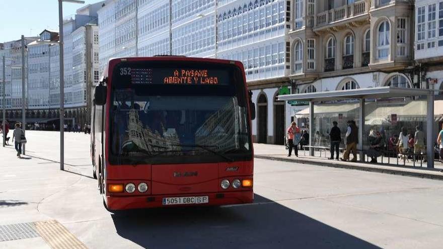 Un autobús urbano de la línea 1-A, a su paso por la avenida de la Marina.