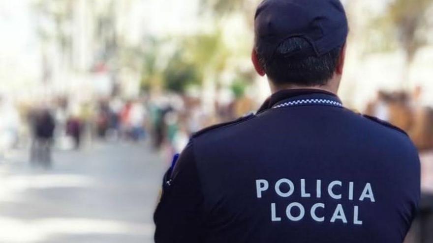 Un agente de la Policía Local de Elche en un servicio. | ANTONIO AMORÓS