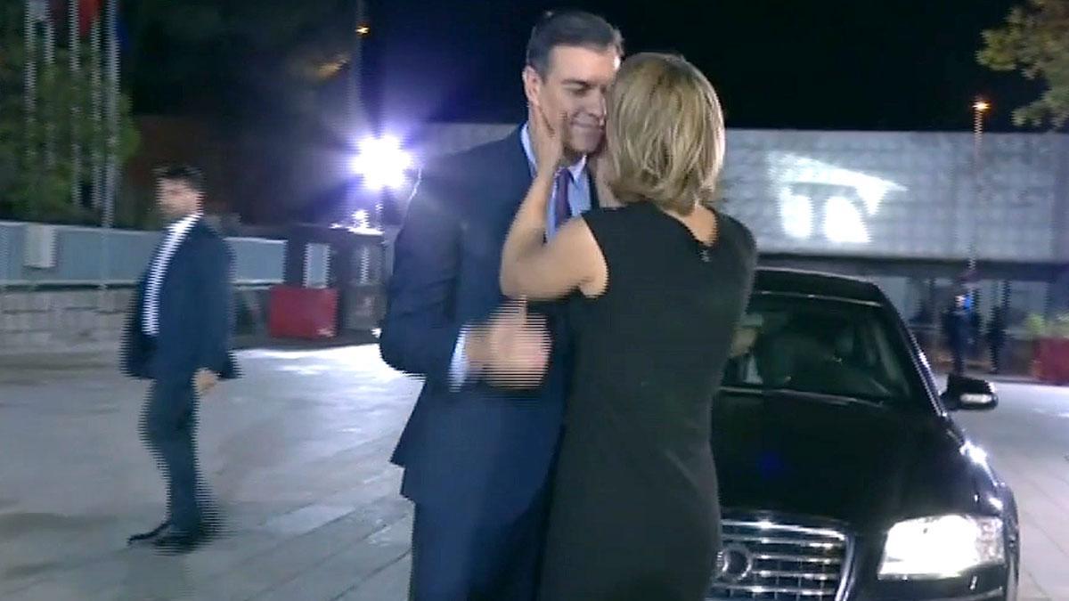 María Casado, recibiendo a Pedro Sánchez.