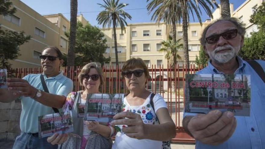 Dirigentes de la Asociación de Vecinos «El Templete» de Benalúa, junto al asilo y con las postales que reparten entre los residentes.