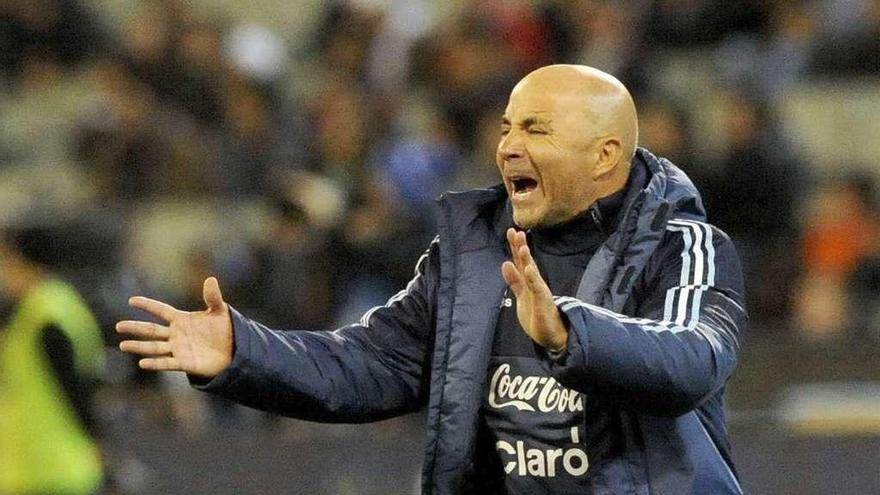 Sampaoli da instrucciones durante el partido. // Efe