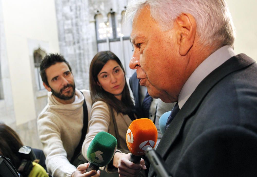 Felipe González recibe el Premio Convivencia de la Fundación Broseta