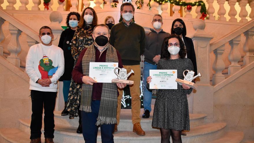 Os premiados Xosé M. Fernández e Mª Martínez (cos diplomas), munícipes e técnicos. Foto: CA