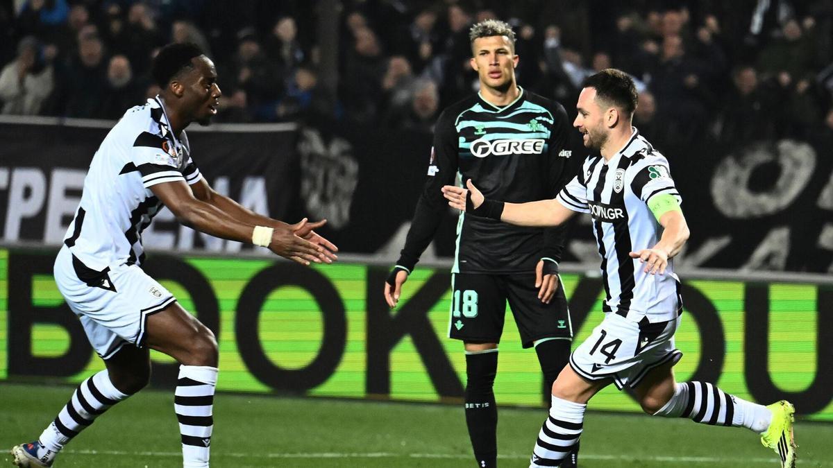 Andrija Zivkovic celebra su gol en el PAOK-Betis de Europa League.