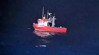 Rescatan a tres pescadores de un barco que quedó a la deriva al suroeste de El Hierro