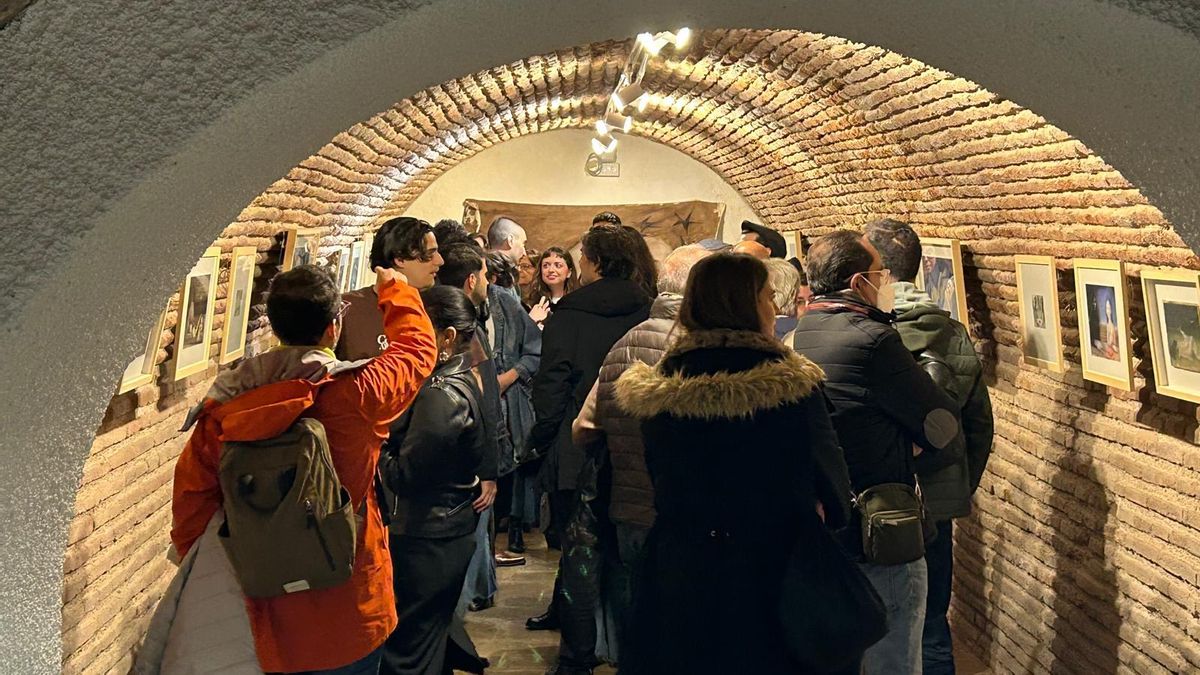 Público asistente a la inauguración en la bóveda que guarda la obra de María Ñíguez.