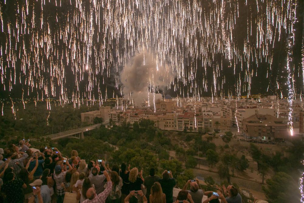 La Palmera de la Virgen ha hecho que la noche se convierta en día, en el cierre de la Nit de l''Albà