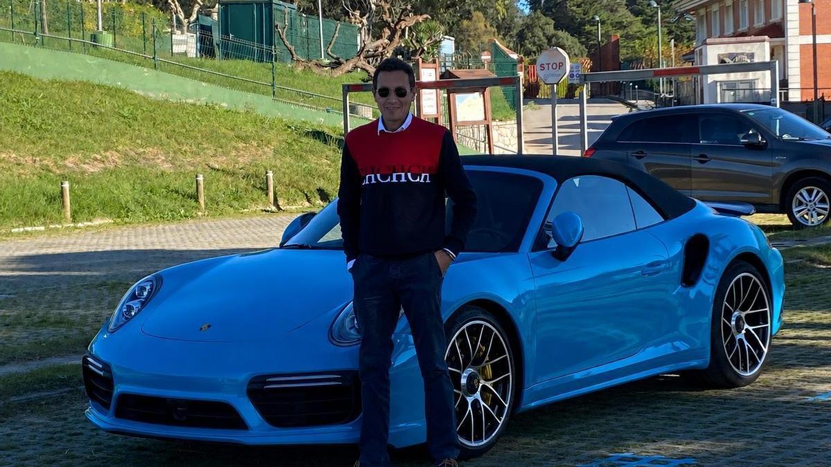 Luciano Álvarez, con uno de sus coches.