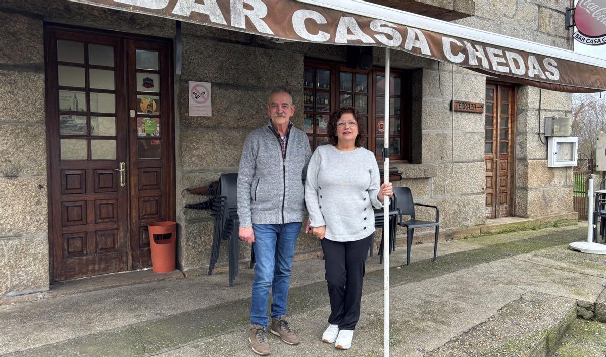 Ramón Chedas Lorenzo (Moncho) y su mujer María José López Romero, a las puertas de su local.