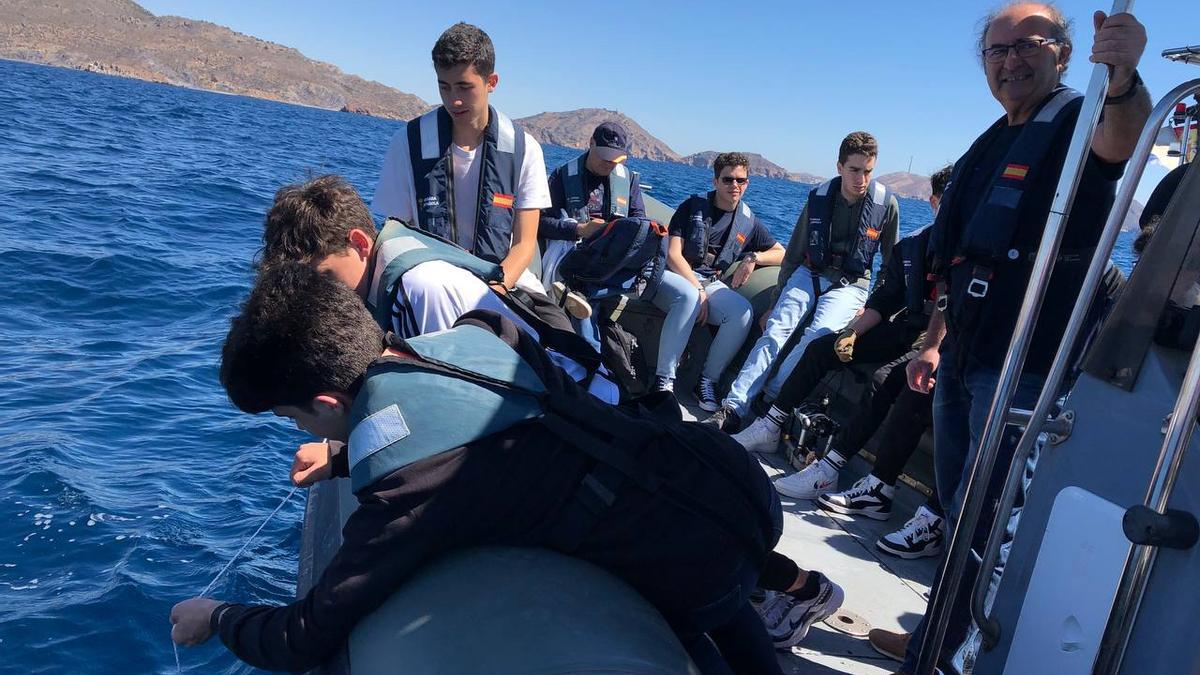 Varios alumnos prueban sus dispositivos en aguas del Mediterráneo