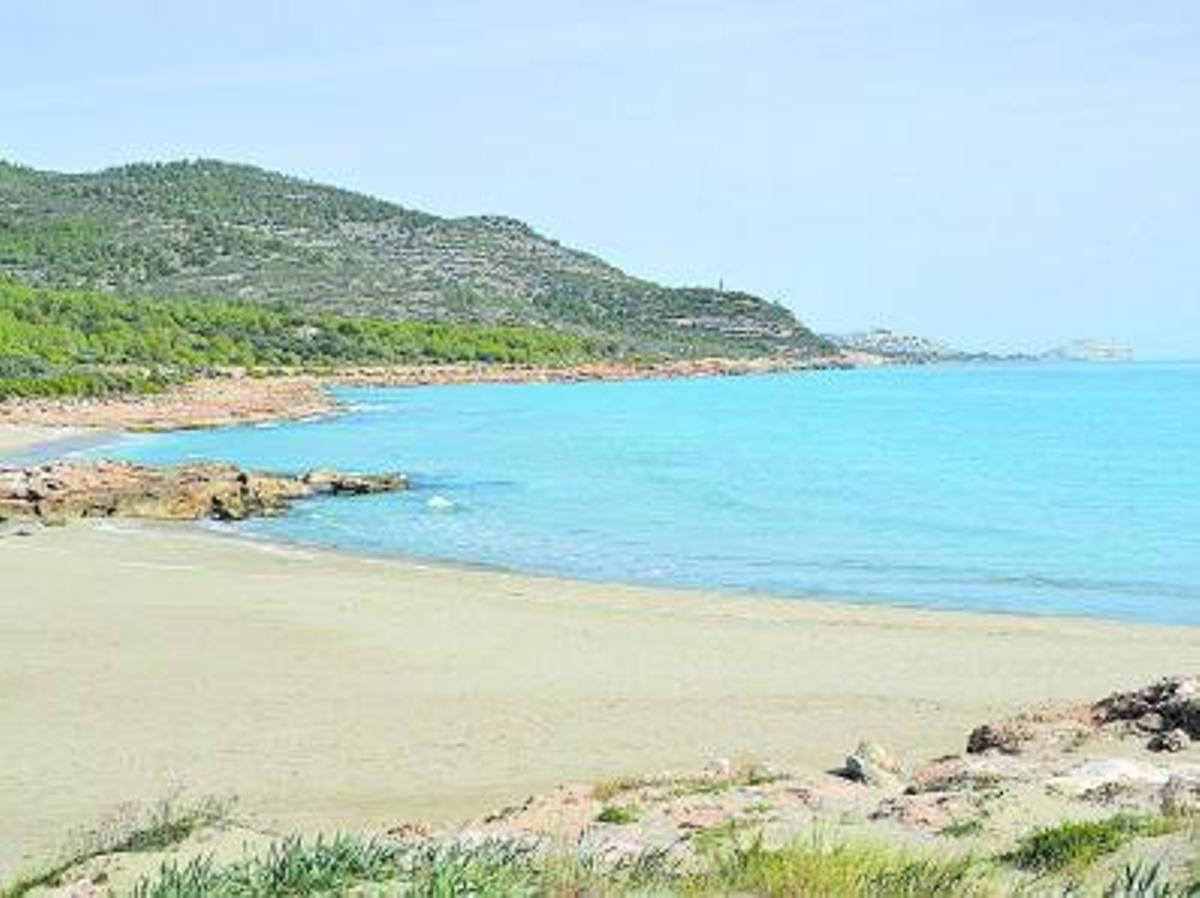 La Torre Badum, construida por los ára-bes, custodia la costa de la Serra d’Irta de norte a sur.  |   L-EMV