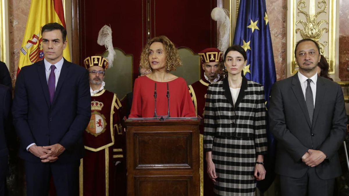 La presidenta del Congrés, Meritxell Batet, acompanyada del president del Govern, Pedro Sánchez, i la presidenta del Senat, Pilar Llop.