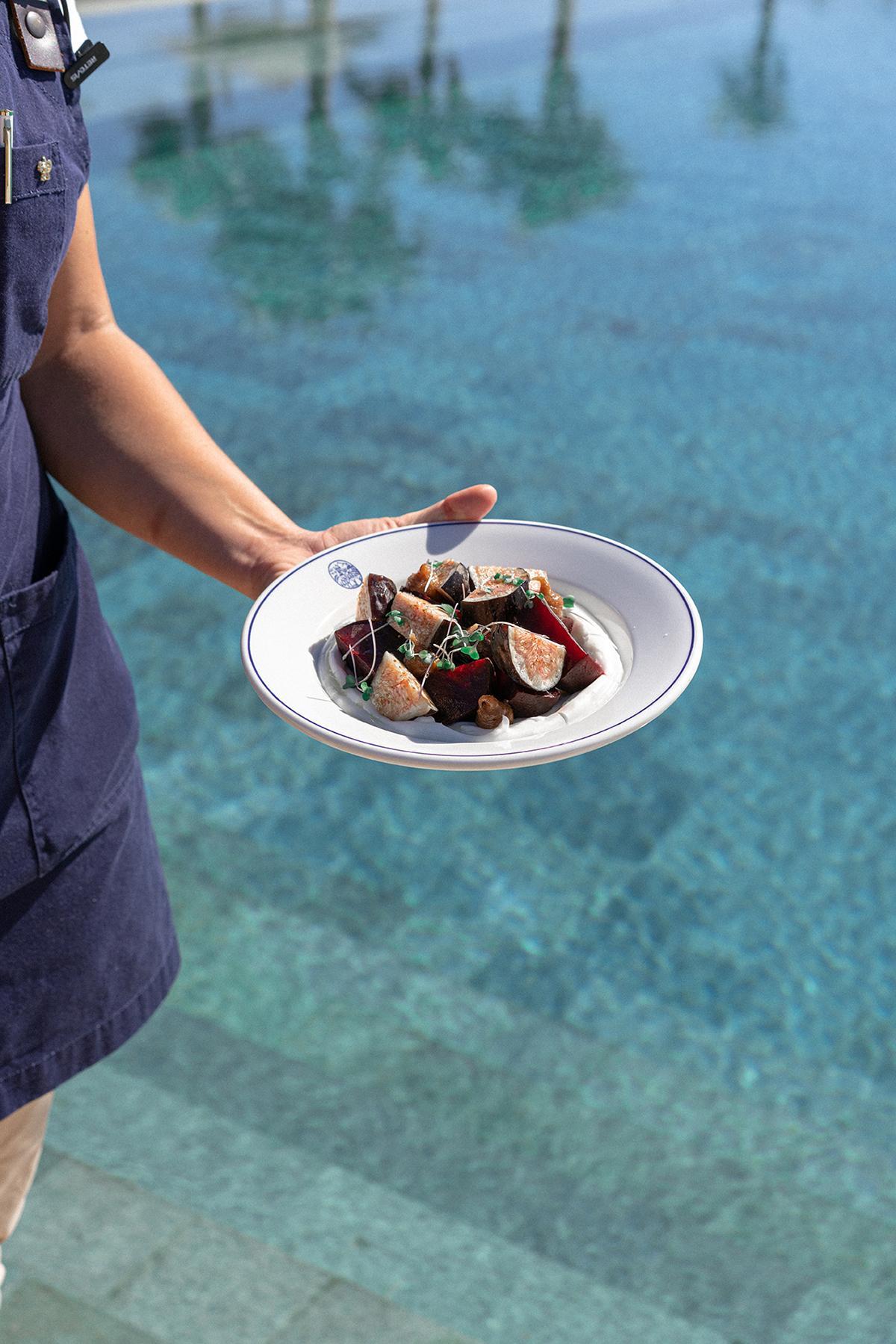La propuesta gastronómica de Casa del Mar rinde homenaje al Mediterráneo con producto fresco y cocina contemporánea.