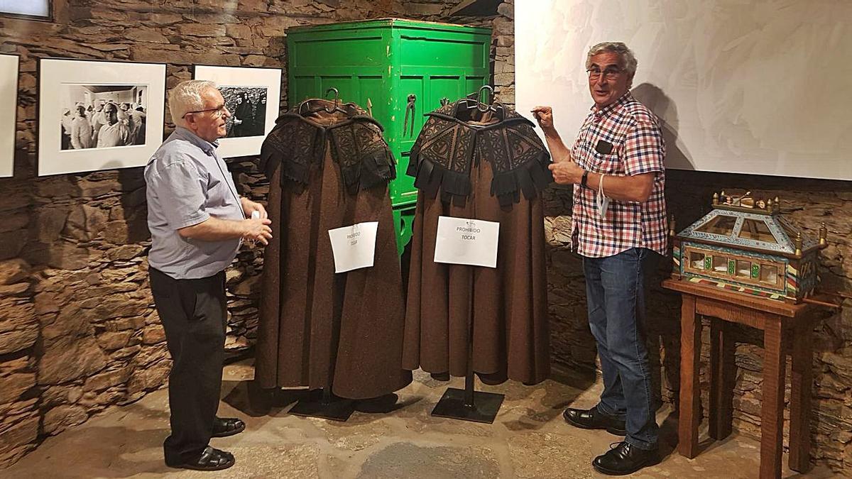 A la izquierda el sacerdote Pedro García junto José Luis Alonso Ponga, ayer en el Centro de Interpretación. | Ch. S. 