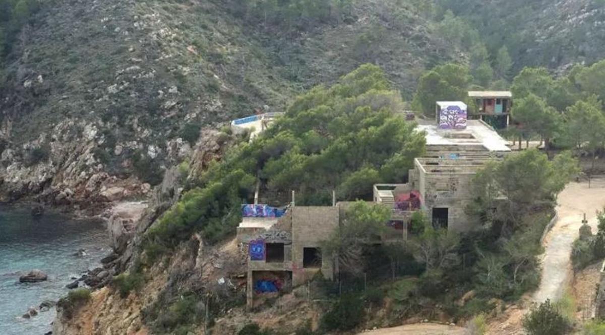 Imagen del edificio a medio construir de Cala d'en Serra que será demolido.