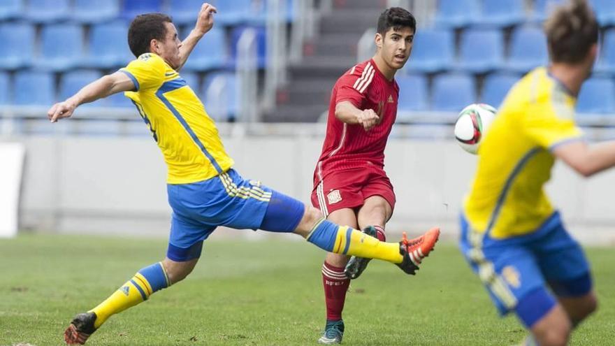 Marco Asensio en una de sus jugadas de ayer.