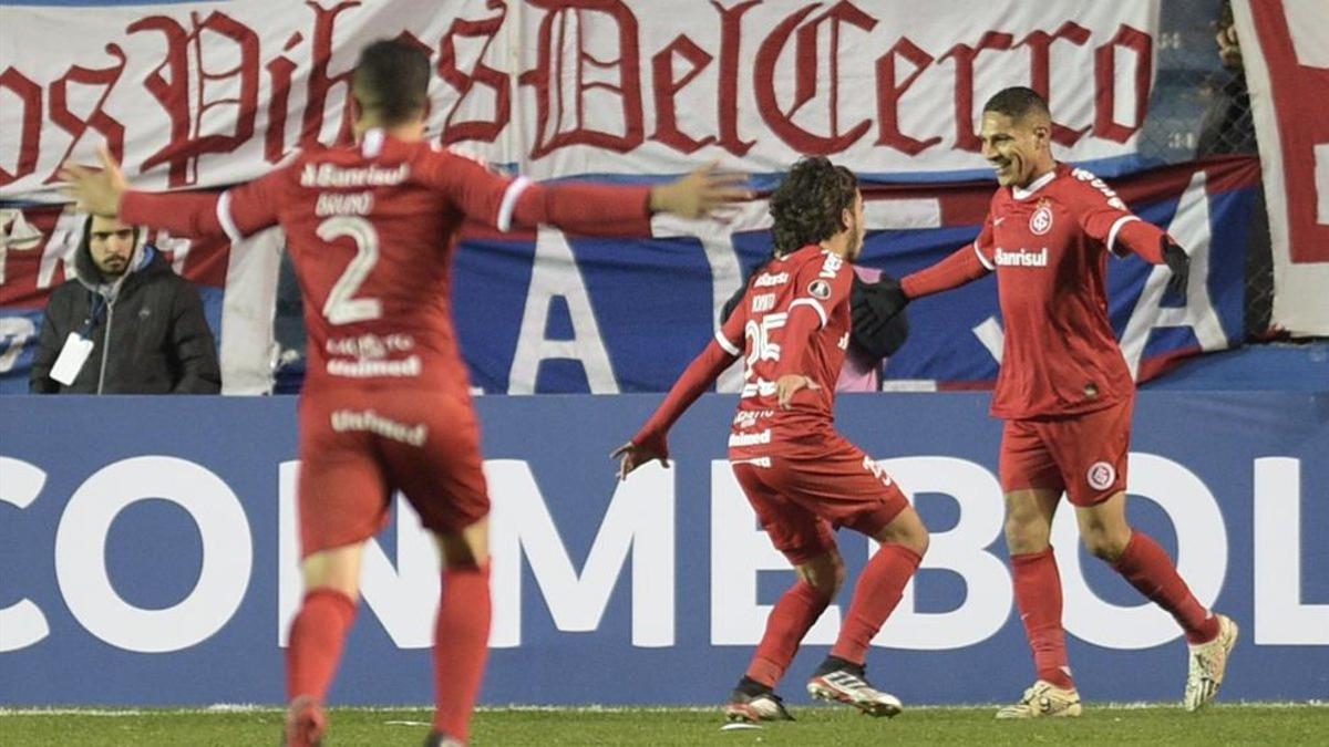 Paolo Guerrero apareció con todo su olfato goleador