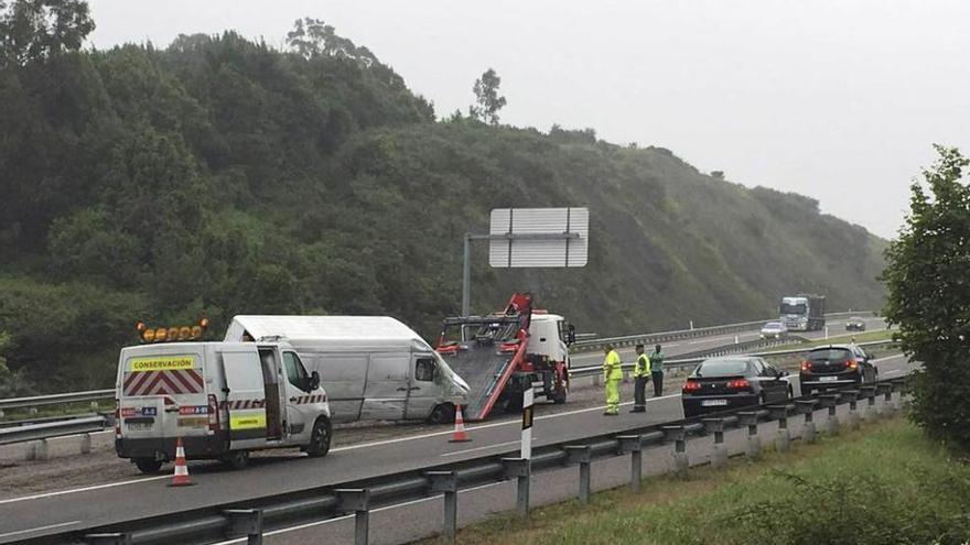 Una salida de vía en la A-8 causa retenciones de una hora