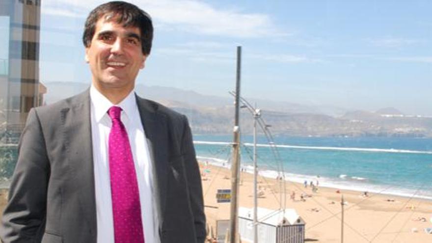 El magistrado del Tribunal Supremo, Ignacio del Moral, ayer en la terraza del Hotel Cristina con la playa de Las Canteras de fondo. i HÍPOLA