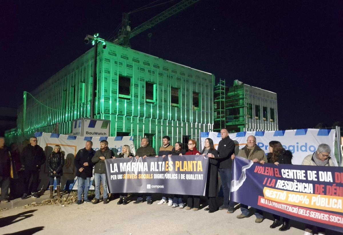 La protesta al llegar al centro de día y de envejecimiento activo que está en obras
