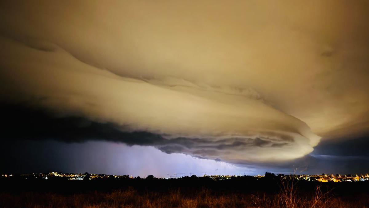 La impresionante imagen de las nubes en la Vega Baja que causa temor