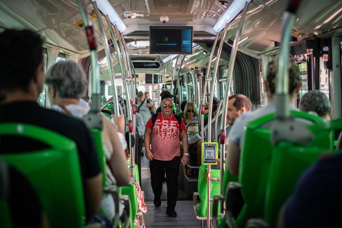 Imagen del interior de una guagua de la 467 que recorre las ciudades dormitorio del sur de Tenerife.