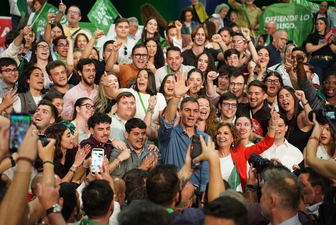 Las imágenes del cierre de campaña de Pedro Sánchez y María Jesús Montero en Sevilla