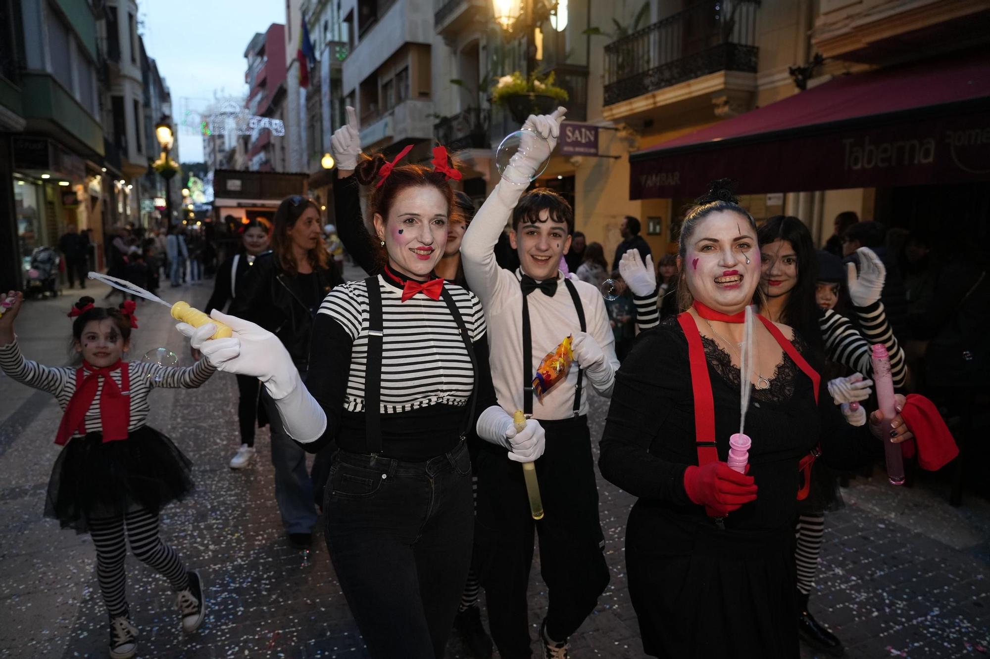 Desfile de animación de collas y carros engalanados