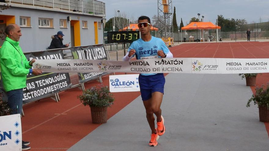 Mohamed Lansi y Nazha Machrouh mandan en la Media Maratón de Lucena