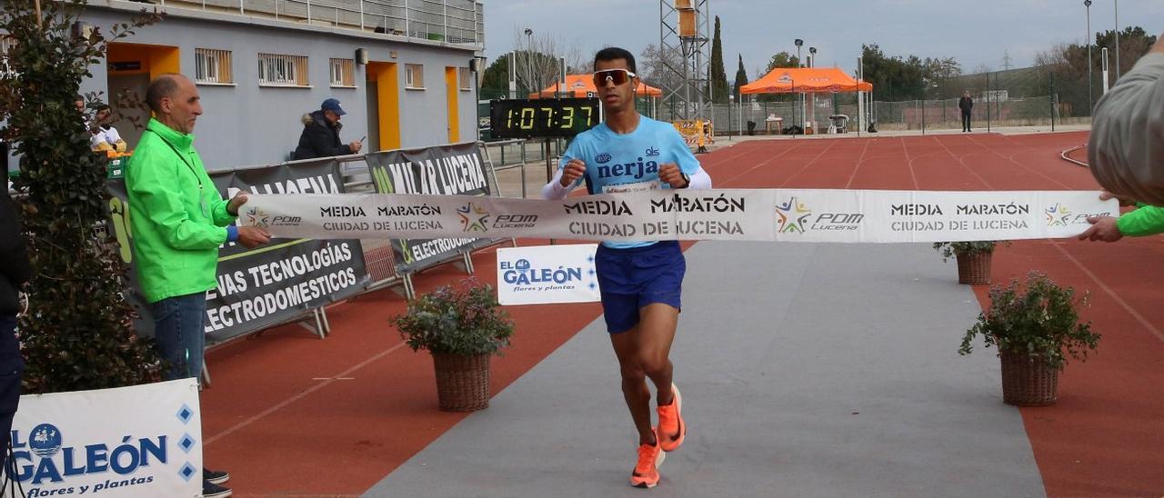 Mohamed Lansi atraviesa la meta como vencedor en Lucena.