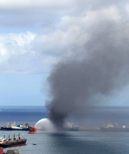 SE INCENDIA UN PESQUERO ATRACADO EN EL PUERTO DE LAS PALMAS