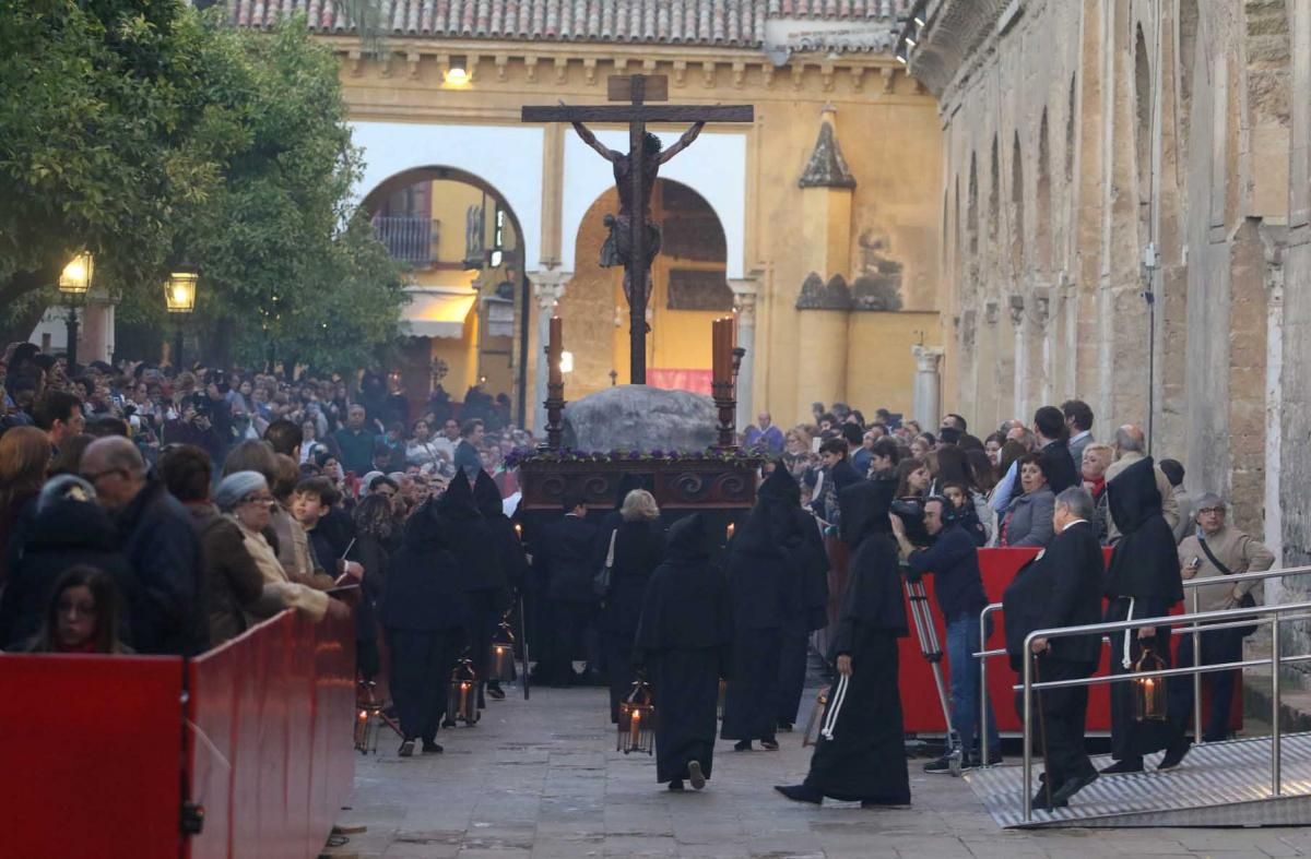 El cortejo de la hermandad Universitaria tiene multitud de detalles