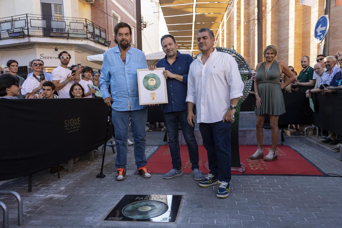 Alan Parsons descubre su vinilo en la Via Musicorum antes de su concierto en el Stone &amp; Music Festival.