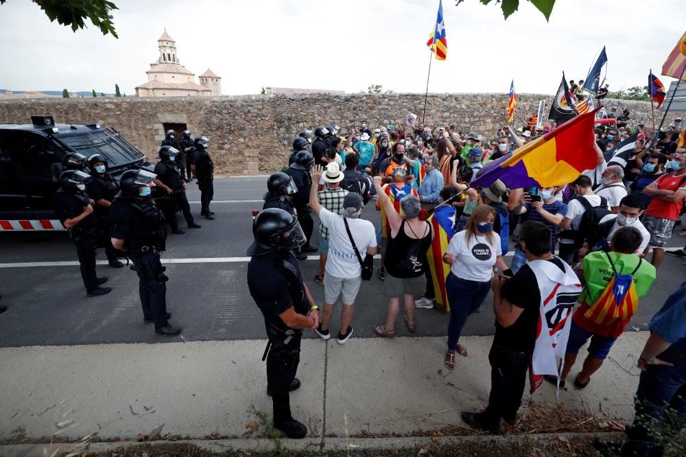 Els Reis visiten el monestir de Poblet enmig de protestes i un fort dispositiu policial