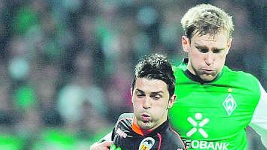 David Villa disputa el balón a un defensa del Werder Bremen.