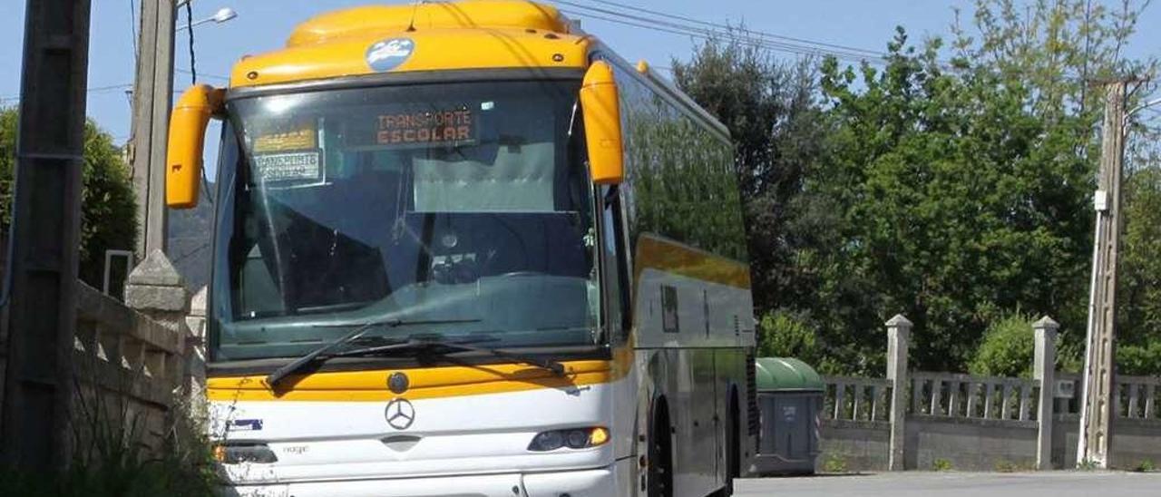 Un autocar de Monbus que realizaba la ruta de Coiro, en una imagen de archivo. // G.Núñez