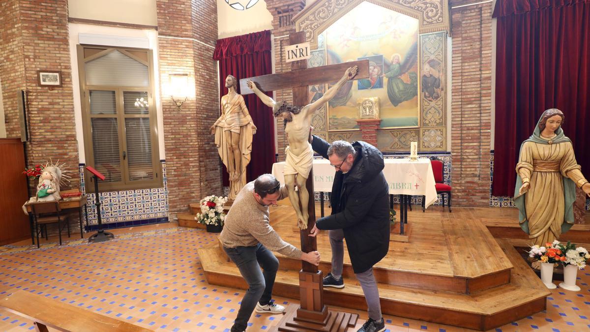 Juan Navarro, vocal de patrimonio,  y Alejandro Alcay, vicerrector, recibiendo la talla.