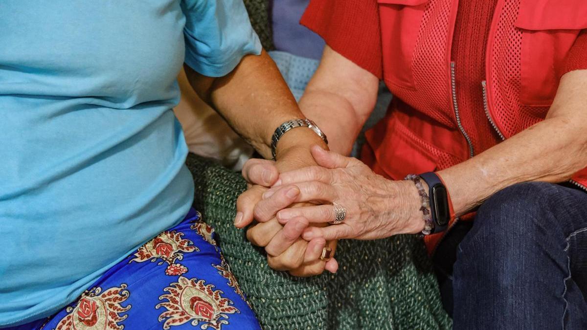 Más de 800 intervenciones semanales en un año: Cruz Roja atenderá la soledad no deseada en Alicante