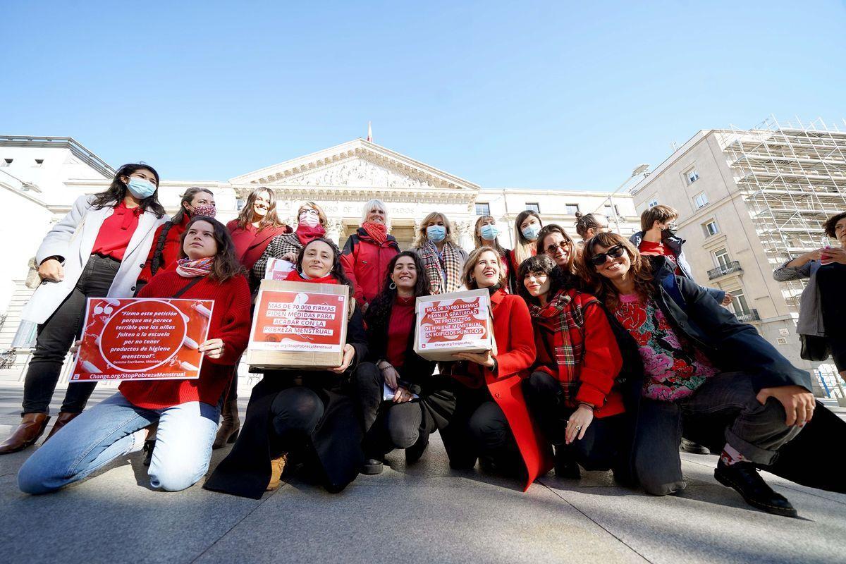 El colectivo Period Spain, durante una concentración frente al Congreso donde ha entregado miles firmas pidiendo medidas contra la pobreza menstrual.