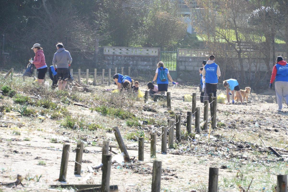 La limpieza de la playa de Area de Bon, en Bueu, en imágenes (I)