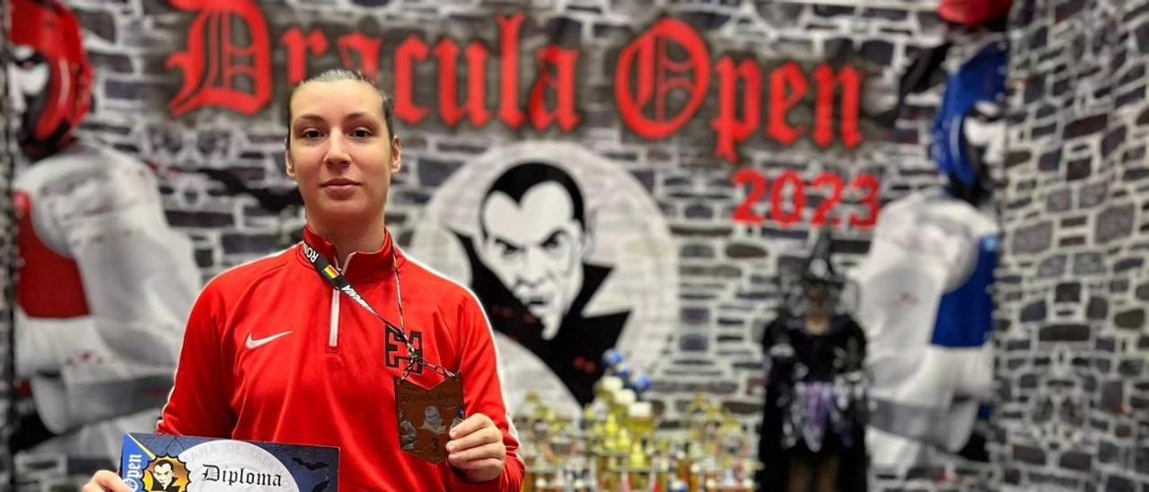 Tania Castiñeira, del Hebe, Dracula Open de Rumanía con su medalla de bronce.