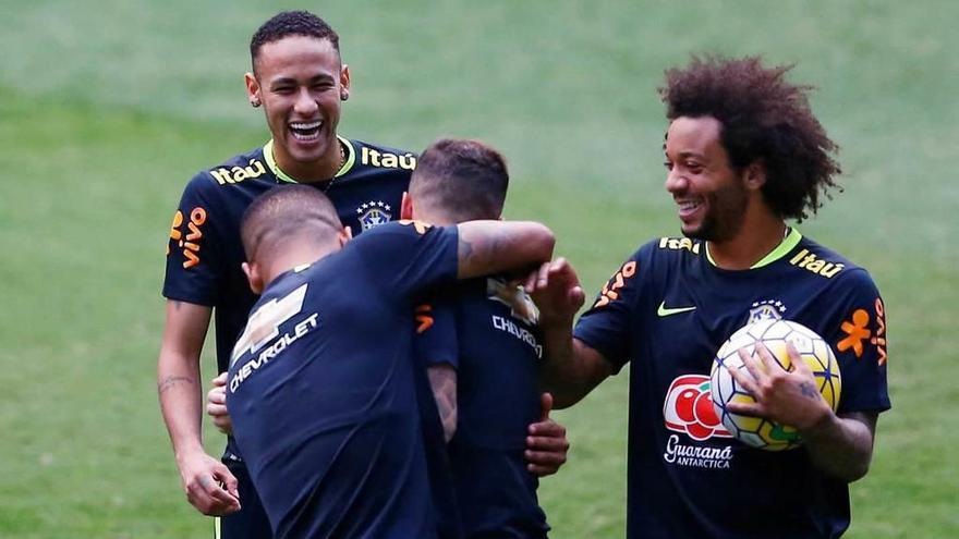 Neymar y Marcelo, de frente, durante el entrenamiento ayer de Brasil.