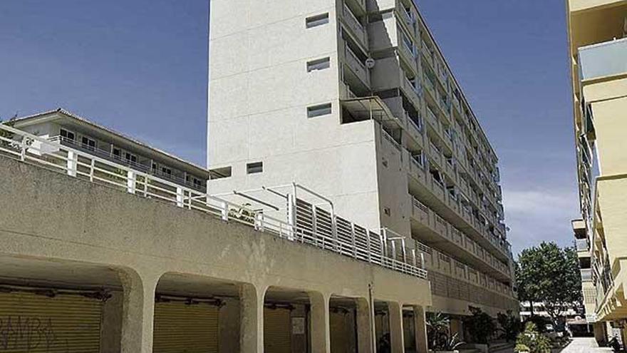 El edificio de la avenida de s&#039;Olivera, de Magaluf, desde donde cayÃ³ el hombre.